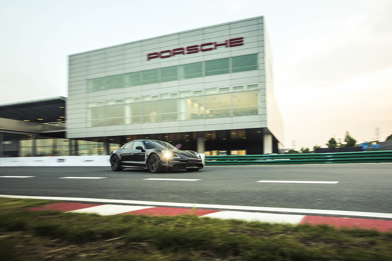 El Porsche Taycan eléctrico y 600cv.
